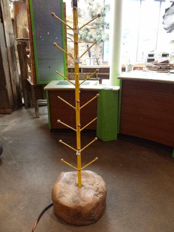 lot 4299 image: Upright Merchandise Display