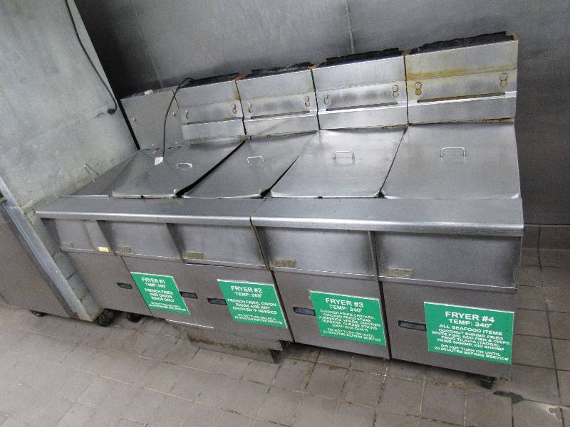 lot 4080 image: Pitco Solstice Natural Gas (4) Bay Fryer Station With Right Side Dump Station
