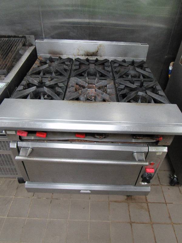 lot 4085 image: Vulcan 6 Burner 36 Gas Range With Oven Below