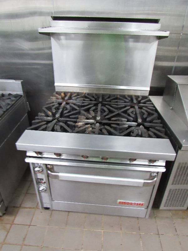 lot 4086 image: Blodgett 36 6 Burner Gas Range With Oven Below
