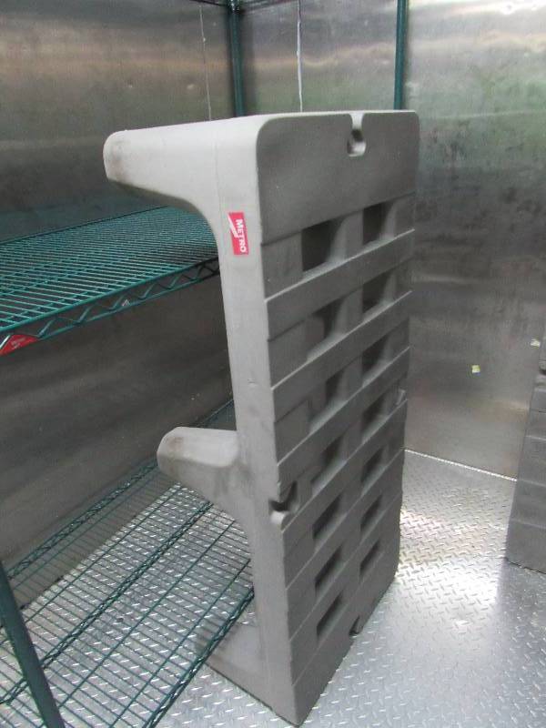 lot 4183 image: Metro Brand Pollymer 48 Dunnage Rack