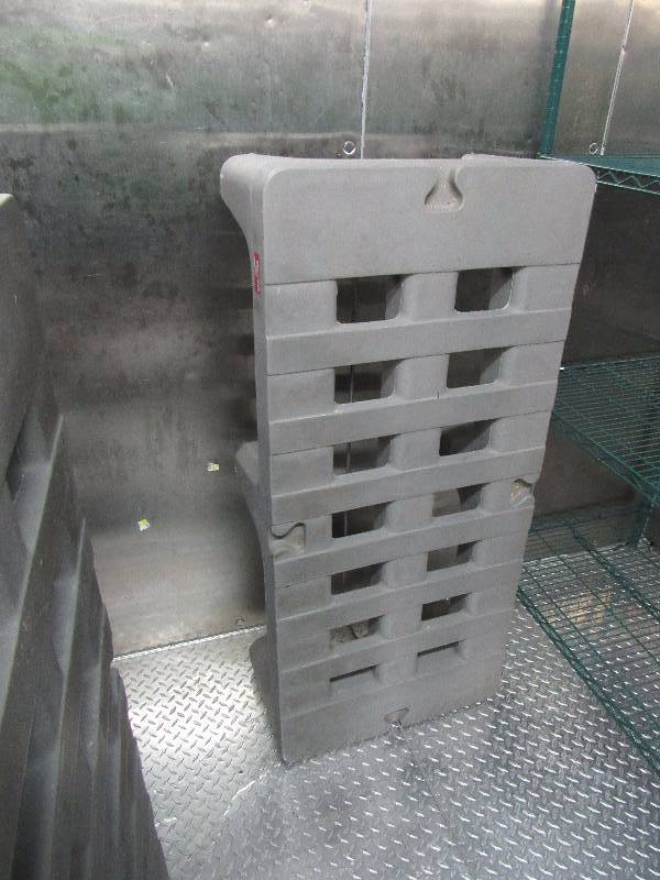 lot 4184 image: Metro Brand Pollymer 48 Dunnage Rack