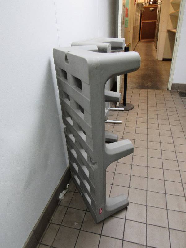 lot 4221 image: Metro Brand Pollymer 48 Dunnage Rack