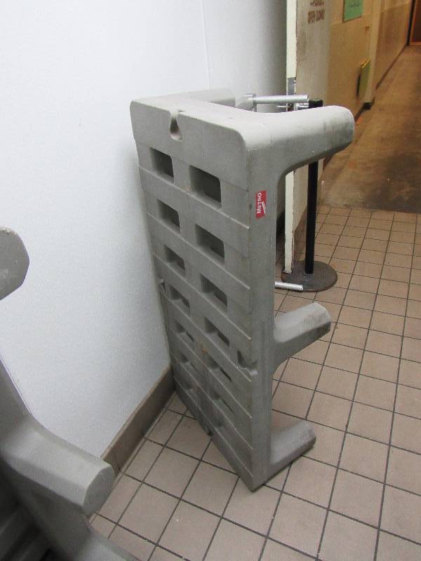 lot 4222 image: Metro Brand Pollymer 48 Dunnage Rack