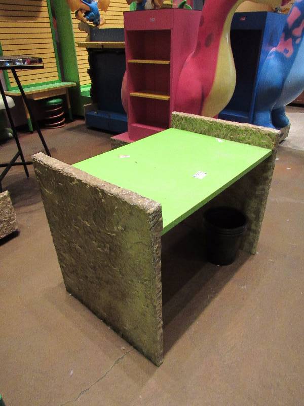 lot 4316 image: Laminate Wood Top Decorative Desk