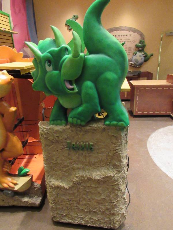 lot 4320 image: Upright Decorative Dinosaur Display