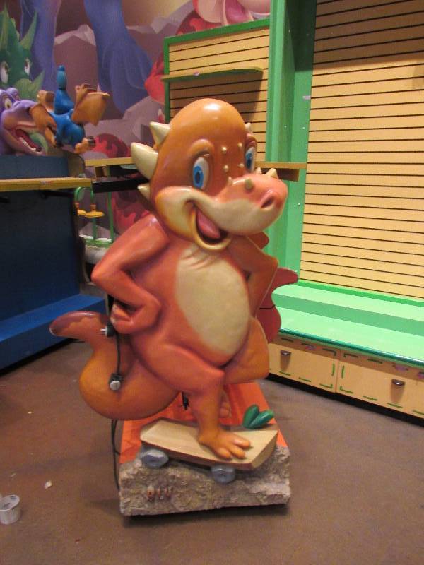 lot 4321 image: Upright Decorative Dinosaur Display