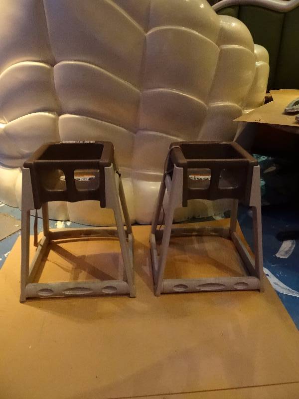 lot 4266C image: Black Plastic Childrens Safety High Chair