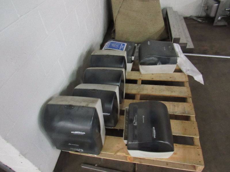 lot 5588 image: Lot Of En Motion Auto Sensing Paper Towel Dispenser
