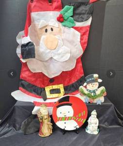 lot 284 image: Snowman Decor and Santas