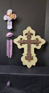 lot 195 image: Cross Decor