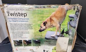 lot 209 image: NIB Heininger Portable Pet Twistep (Box has damage but item is ok)