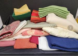 lot 281 image: Assorted Tablecloths, Napkins, and Placemats (cat friendly home)