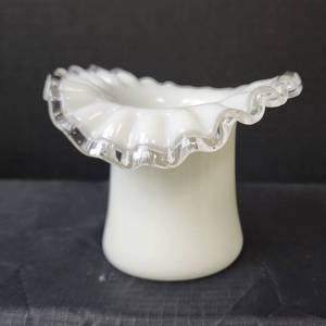 lot 121 image: Fenton Silver Crest Top Hat Vase, 3.5 tall