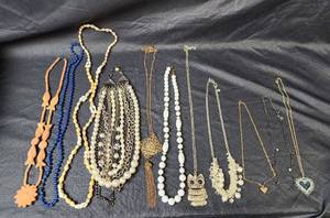 lot 128 image: Necklaces