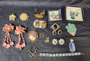 lot 138 image: Vintage Jewelry
