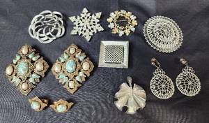 lot 139 image: Sara Coventry Brooches and Earrings