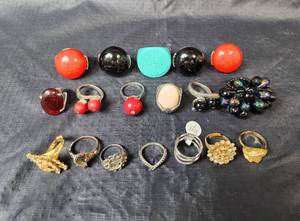 lot 142 image: Rings