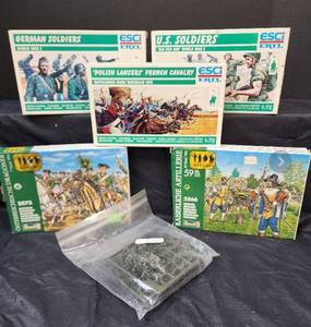 lot 172 image: Assorted Soldier Infantry Figurine Kits (opened)