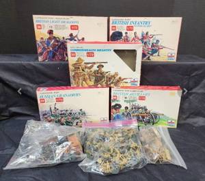 lot 173 image: Assorted Soldier Infantry Figurine Kits (opened)