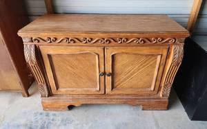 lot 13 image: Oak Entertainment Cabinet 46x20x31