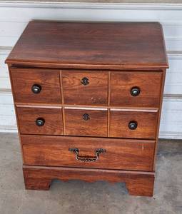 lot 17 image: Nightstand 23x16x26