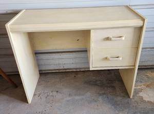 lot 22 image: Desk 37x16x29