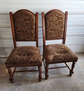 lot 24 image: (2) Chairs (see pics for cushion condition)