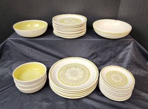 lot 291 image: Franciscan Earth Ware 32pc. - Hacienda Green (1 bowl has a chip and added 2 extra dinner plates but are chipped)