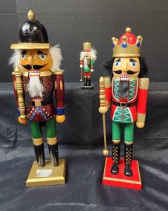 lot 292 image: Nutcracker Christmas Decor