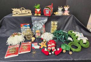 lot 299 image: Christmas Ornaments and Decor