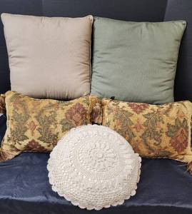lot 331 image: Pillows