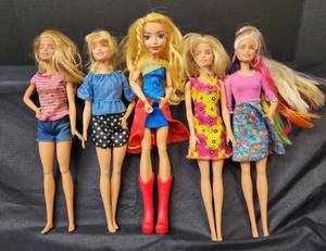 lot 347 image: Barbie Dolls