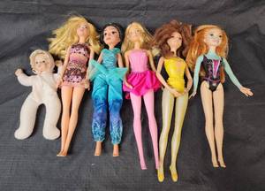 lot 348 image: Barbie Dolls