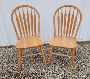lot 41 image: (2) Sturdy Oak Chairs