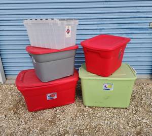 lot 44 image: (5) Totes