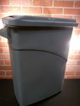 Rubbermaid Trash Can with Locking Lid and 2 keys