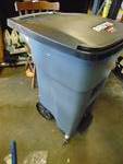 Rubbermaid Brute Commercial grade Trash Can w/ wheels and attached lid