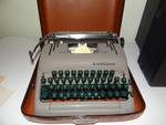 Vintage smith corona w/case type writer.