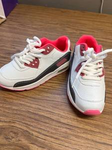 lot 455 image: Size 11 in Kids shoes. tag says 28.
