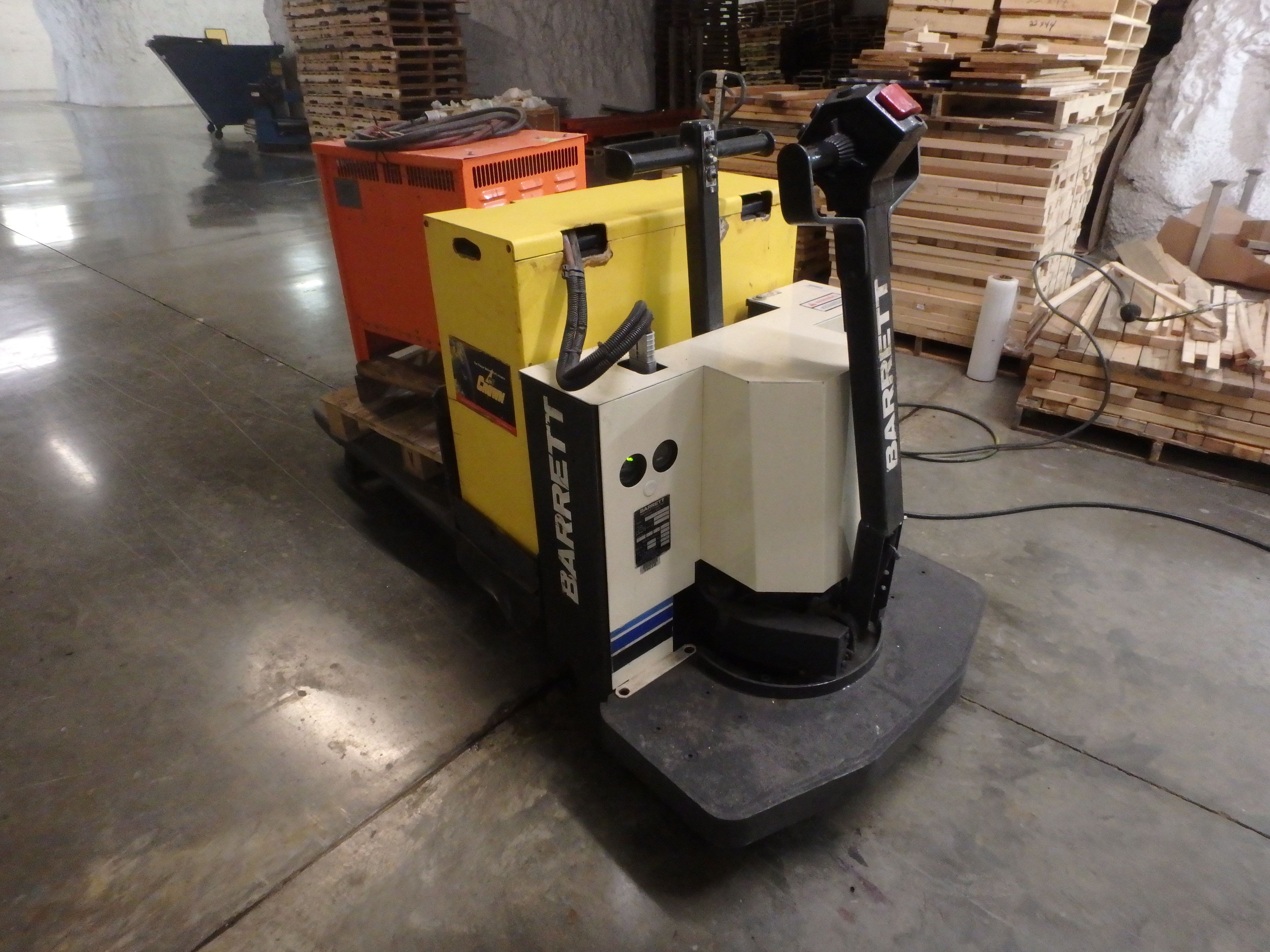 lot 571 image: Barnett Rider 24V pallet jack, and charger