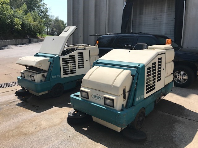 lot 580 image: Hybrid Tennant 8210, quantity of 2. One good running one, and one for parts.