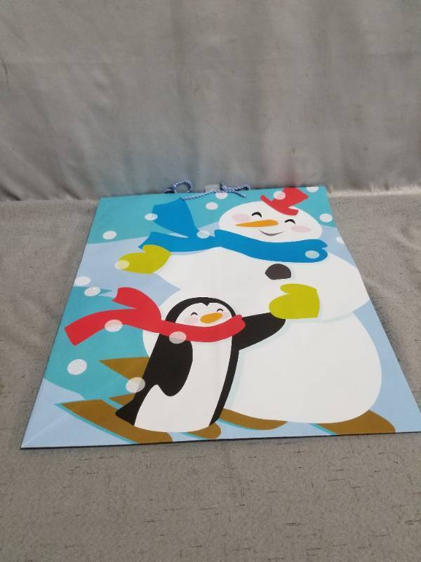 lot 171031 image: LARGE HALLMARK SNOWMAN AND PENGUIN GIFT BAG