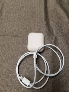 lot 40242 image: Airpods wCharger