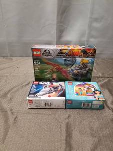 lot 40249 image: Lot of Legos