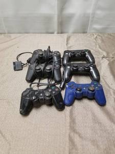 lot 40256 image: Lot of Playstation Controllers
