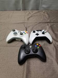 lot 40258 image: Lot of XBox Controllers
