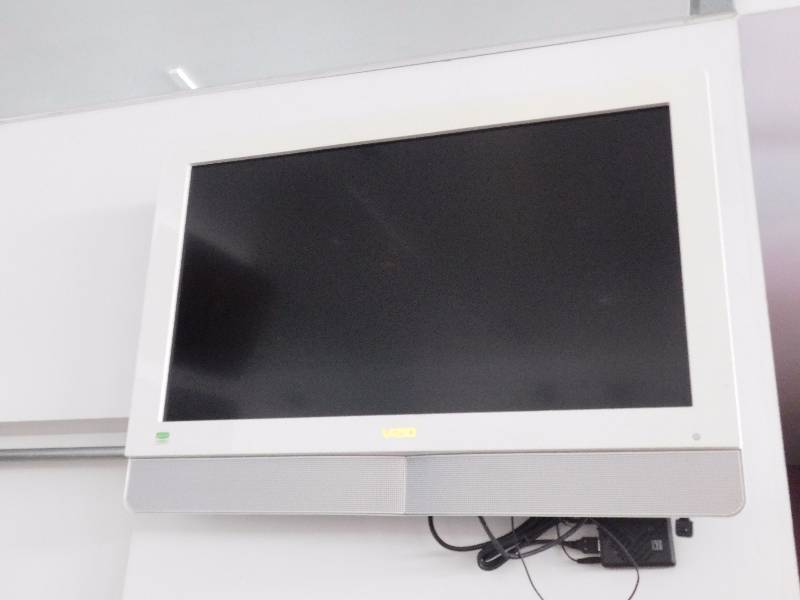 lot 279 image: Vizio 32 Inch TV wWall Mount Bracket