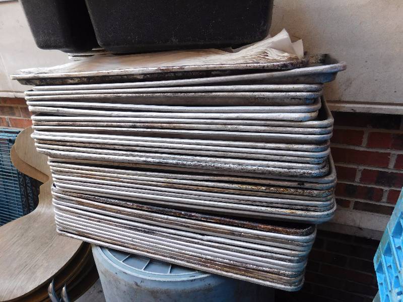 lot 297 image: Lot of 25 Full Size Sheet Pans