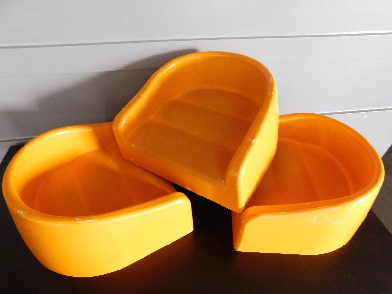 lot 306 image: 3 Foam Booster Seats